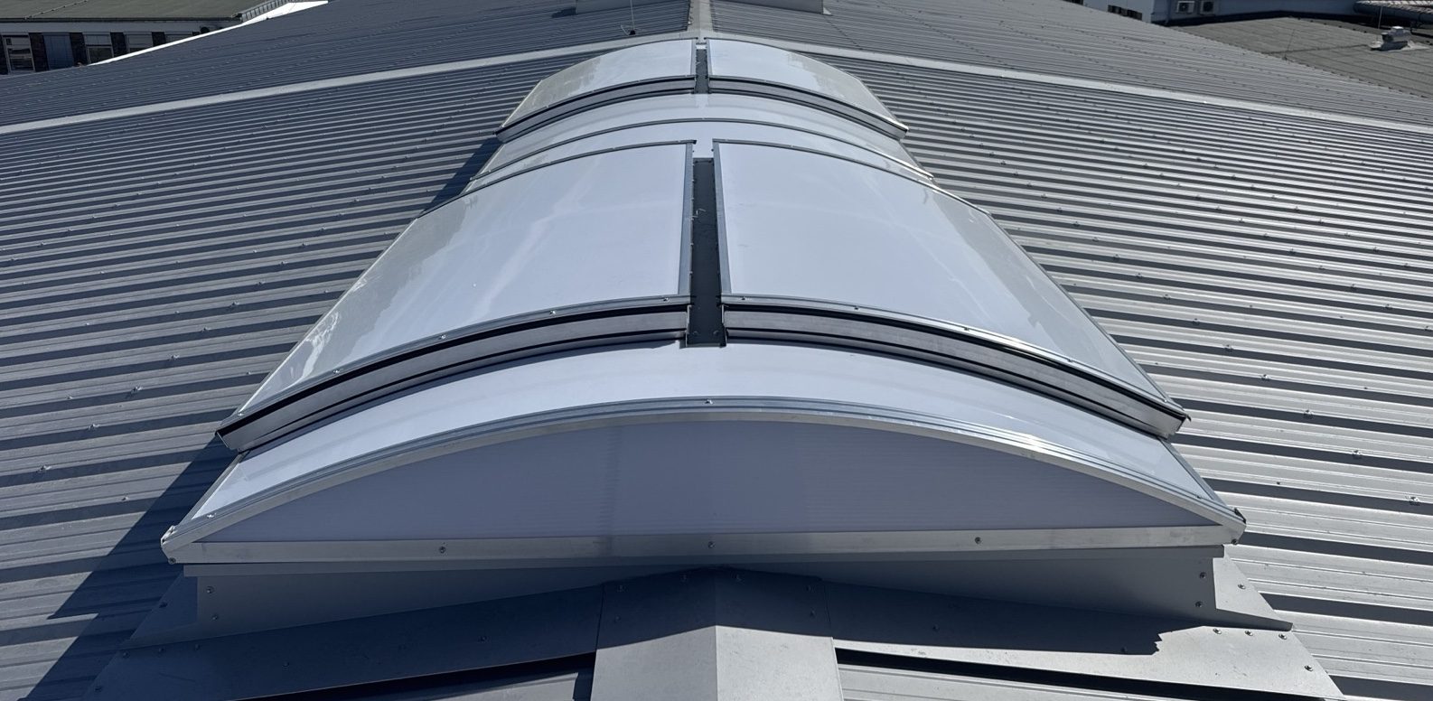 Continuous rooflight with PC-2 protection and double flaps