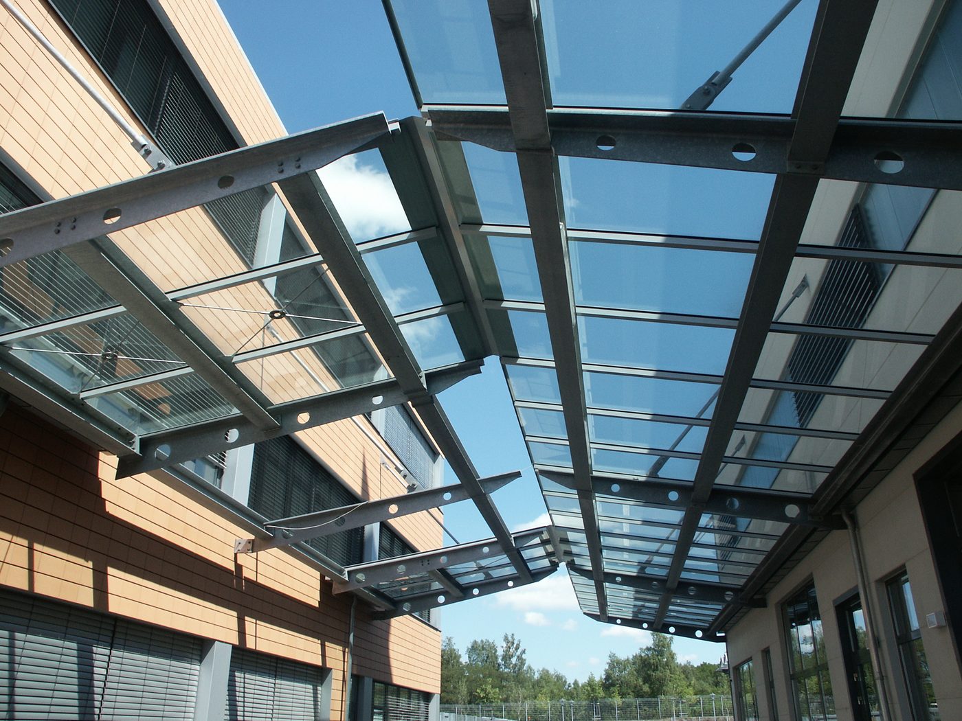 Sonderkonstruktion aus Glas und Stahl von Bittermann