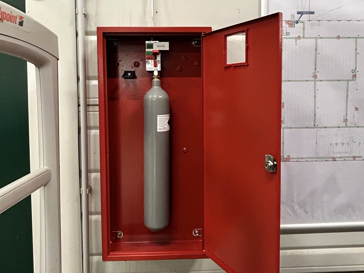 Smoke-extraction trigger with CO₂ cartridge in the red wall cabinet next to the escape and rescue plan